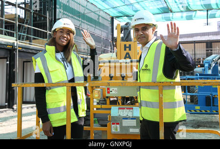 Boxpark, Croydon, Londra, Regno Unito. 1 Sep, 2016. Sian Anderson, artista e sindaco di Londra, Sadiq Khan. Il sindaco di Londra, Sadiq Khan visite Boxpark, Croydon precedendo la Boxpark Croydon festival di apertura alla fine di ottobre Credito: Dinendra Haria/Alamy Live News Foto Stock