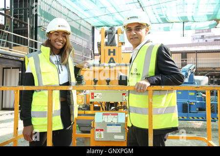 Boxpark, Croydon, Londra, Regno Unito. 1 Sep, 2016. Sian Anderson, artista e sindaco di Londra, Sadiq Khan. Il sindaco di Londra, Sadiq Khan visite Boxpark, Croydon precedendo la Boxpark Croydon festival di apertura alla fine di ottobre Credito: Dinendra Haria/Alamy Live News Foto Stock