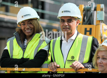 Boxpark, Croydon, Londra, Regno Unito. 1 Sep, 2016. Sian Anderson, artista e sindaco di Londra, Sadiq Khan. Il sindaco di Londra, Sadiq Khan visite Boxpark, Croydon precedendo la Boxpark Croydon festival di apertura alla fine di ottobre Credito: Dinendra Haria/Alamy Live News Foto Stock