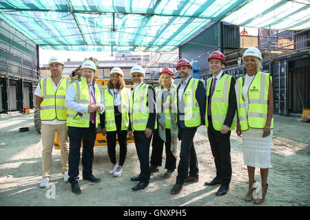 Boxpark, Croydon, Londra, Regno Unito. 1 Sep, 2016. Il sindaco di Londra, Sadiq Khan visite Boxpark, Croydon precedendo la Boxpark Croydon festival di apertura alla fine di ottobre Credito: Dinendra Haria/Alamy Live News Foto Stock