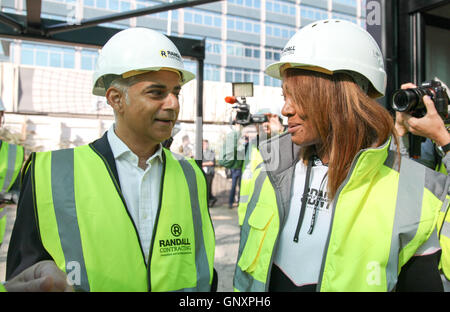 Boxpark, Croydon, Londra, Regno Unito. 1 Sep, 2016. Sian Anderson, artista e sindaco di Londra, Sadiq Khan. Il sindaco di Londra, Sadiq Khan visite Boxpark, Croydon precedendo la Boxpark Croydon festival di apertura alla fine di ottobre Credito: Dinendra Haria/Alamy Live News Foto Stock