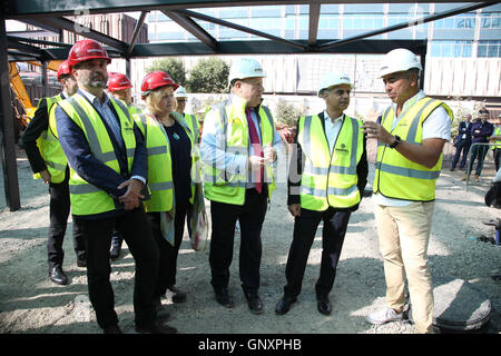 Boxpark, Croydon, Londra, Regno Unito. 1 Sep, 2016. Il sindaco di Londra, Sadiq Khan visite Boxpark, Croydon precedendo la Boxpark Croydon festival di apertura alla fine di ottobre Credito: Dinendra Haria/Alamy Live News Foto Stock