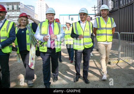 Boxpark, Croydon, Londra, Regno Unito. 1 Sep, 2016. Il sindaco di Londra, Sadiq Khan visite Boxpark, Croydon precedendo la Boxpark Croydon festival di apertura alla fine di ottobre Credito: Dinendra Haria/Alamy Live News Foto Stock