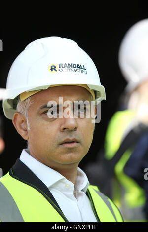 Boxpark, Croydon, Londra, Regno Unito. 1 Sep, 2016. Il sindaco di Londra, Sadiq Khan visite Boxpark, Croydon precedendo la Boxpark Croydon festival di apertura alla fine di ottobre Credito: Dinendra Haria/Alamy Live News Foto Stock