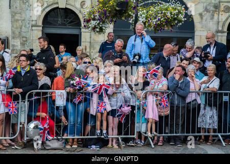 Truro, Cornwall, Regno Unito. Il 1° settembre 2016. Il Duca e la Duchessa hanno iniziato la loro visita in Cornovaglia in Truro, Cornwall solo città dove hanno visitato Truro Cathedral e incontrato civic dignitari e cattedrale rappresentanti. Mentre vi, le Loro Altezze Reali sarà anche 'Segno-a-Slate" a sostegno del Truro Cathedral Appello del tetto. Credito: Simon Maycock/Alamy Live News Foto Stock