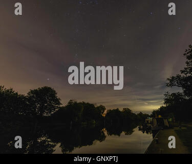 Oxfordshire, Regno Unito. Il 31 agosto, 2016. Abingdon serratura e il fiume Tamigi sotto l illuminazione di starlight, durante l'ultima notte di agosto. Il 31 agosto ha offerto una chiara e cielo scuro come era la sera di una Luna Nuova , dove 0% della luna era visibile. Con un Full Moon Rising in quindici giorni e la prossima Luna Nuova in 29 giorni tieni gli occhi per il cielo e per sperimentare la bellezza della notte. Credito: Paolo Gareth Sands/Alamy Live News Foto Stock