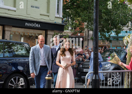 Truro, Cornwall, Regno Unito. Il 1° settembre 2016. Il Duca e la Duchessa hanno iniziato la loro visita in Cornovaglia in Truro, Cornwall solo città dove hanno visitato Truro Cathedral e incontrato civic dignitari e cattedrale rappresentanti. Mentre vi, le Loro Altezze Reali sarà anche 'Segno-a-Slate" a sostegno del Truro Cathedral Appello del tetto. Credito: Simon Maycock/Alamy Live News Foto Stock