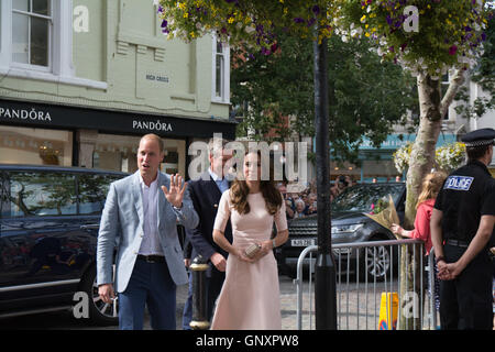 Truro, Cornwall, Regno Unito. Il 1° settembre 2016. Il Duca e la Duchessa hanno iniziato la loro visita in Cornovaglia in Truro, Cornwall solo città dove hanno visitato Truro Cathedral e incontrato civic dignitari e cattedrale rappresentanti. Mentre vi, le Loro Altezze Reali sarà anche 'Segno-a-Slate" a sostegno del Truro Cathedral Appello del tetto. Credito: Simon Maycock/Alamy Live News Foto Stock