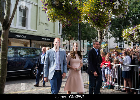 Truro, Cornwall, Regno Unito. Il 1° settembre 2016. Il Duca e la Duchessa hanno iniziato la loro visita in Cornovaglia in Truro, Cornwall solo città dove hanno visitato Truro Cathedral e incontrato civic dignitari e cattedrale rappresentanti. Mentre vi, le Loro Altezze Reali sarà anche 'Segno-a-Slate" a sostegno del Truro Cathedral Appello del tetto. Credito: Simon Maycock/Alamy Live News Foto Stock