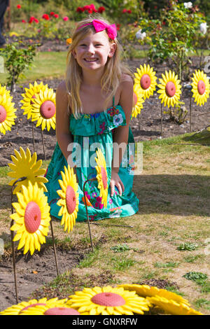 Poole, Dorset, Regno Unito. 1 Sep, 2016. Un toccante display del 1000 realizzati artigianalmente in metallo e plastica girasoli sono piantati nel giardino di rose a Poole Park per rappresentare le 1000 persone locali curati ogni anno dalla foresta Holme ospizio di Poole. Il mare di fiori gialli sarà sul display durante il mese di settembre per il pubblico a visitare e ricordare i loro cari. I fiori sono stati realizzati a mano da parte del Teatro Regio in Plymouth che ha giocato una parte integrante nella Torre di Londra il papavero display. Credito: Carolyn Jenkins/Alamy Live News Foto Stock