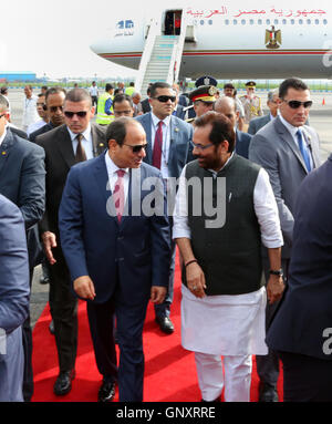 Nuova Delh, Nuova Delh, India. 1 Sep, 2016. Il Presidente egiziano, Abdel Fattah El-Sisi arriva a Air Force Station a Nuova Delhi il 1 settembre 2016. Il Presidente egiziano, Abdel Fattah El-Sisi è su una tre giorni di visita di Stato credito: il Presidente egiziano Ufficio APA/images/ZUMA filo/Alamy Live News Foto Stock