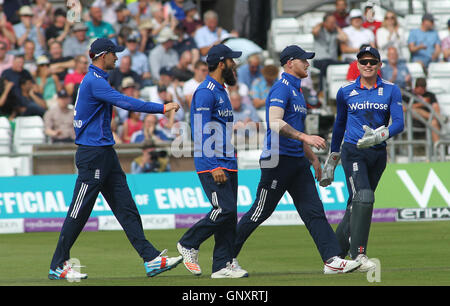 Leeds, Regno Unito. 01 Sep, 2016. Headingley Carnegie Stadium, West Yorkshire, Leeds, Regno Unito. Giovedì 1 settembre 2016. Ben Stokes (3a sinistra) dell'Inghilterra catturato la palla a prendere il paletto di Aslam Sami del Pakistan durante la Quarta Internazionale di un giorno tra Inghilterra e Pakistan in Leeds il 1 settembre 2016 © Stephen Gaunt/Alamy Live News © Stephen Gaunt/Alamy Live News Credit: stephen Gaunt/Alamy Live News Foto Stock