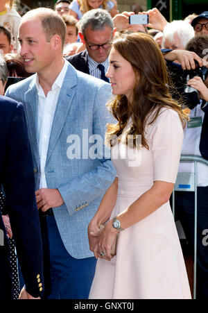 Cornwall, Regno Unito. Il 1 settembre 2016. La Gran Bretagna è il principe William e Catherine, il Duca e la Duchessa di Cambridge visita il Truro Cathedral in Cornovaglia, 1 settembre 2016. Foto: Albert Nieboer/EPR/ - nessun filo SERVICE - Credit: dpa picture alliance/Alamy Live News Foto Stock