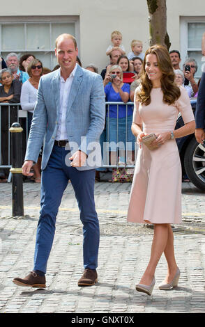 Cornwall, Regno Unito. Il 1 settembre 2016. La Gran Bretagna è il principe William e Catherine, il Duca e la Duchessa di Cambridge visita il Truro Cathedral in Cornovaglia, 1 settembre 2016. Foto: Albert Nieboer/EPR/ - nessun filo SERVICE - Credit: dpa picture alliance/Alamy Live News Foto Stock