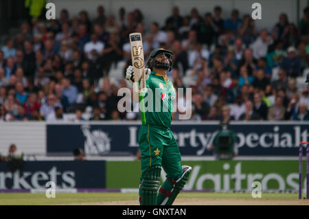 Leeds, Regno Unito, 1 settembre 2016 Azhar Ali del Pakistan alzando il bat per celebrare il raggiungimento del suo mezzo secolo contro l'Inghilterra a Headingley nel quarto ODI. Credito: Colin Edwards / Alamy Live News Foto Stock