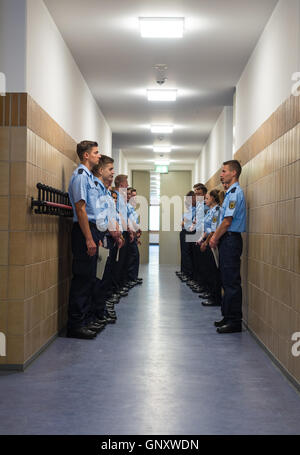 Bamberg, Germania. 01 Sep, 2016. Il sergente di polizia candidati stand in una sala presso la nuova polizia federale Centro di Addestramento di Bamberg, Germania, 01 settembre 2016. Il governo bavarese il Ministro degli Interni Herrmann e la Federal Initerior Ministro De Maiziere ha visitato il nuovo Ufficio federale di polizia Centro di Addestramento di Bamberg. Foto: NICOLAS ARMER/dpa/Alamy Live News Foto Stock