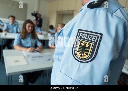 Bamberg, Germania. 01 Sep, 2016. Il sergente di polizia i candidati a sedersi in un aula presso la nuova polizia federale Centro di Addestramento di Bamberg, Germania, 01 settembre 2016. Il governo bavarese il Ministro degli Interni Herrmann e la Federal Initerior Ministro De Maiziere ha visitato il nuovo Ufficio federale di polizia Centro di Addestramento di Bamberg. Foto: NICOLAS ARMER/dpa/Alamy Live News Foto Stock