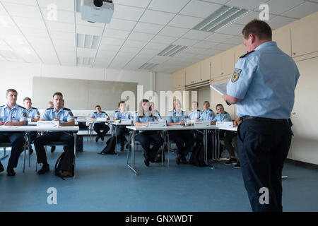 Bamberg, Germania. 01 Sep, 2016. Il sergente di polizia i candidati a sedersi in un aula presso la nuova polizia federale Centro di Addestramento di Bamberg, Germania, 01 settembre 2016. Il governo bavarese il Ministro degli Interni Herrmann e la Federal Initerior Ministro De Maiziere ha visitato il nuovo Ufficio federale di polizia Centro di Addestramento di Bamberg. Foto: NICOLAS ARMER/dpa/Alamy Live News Foto Stock