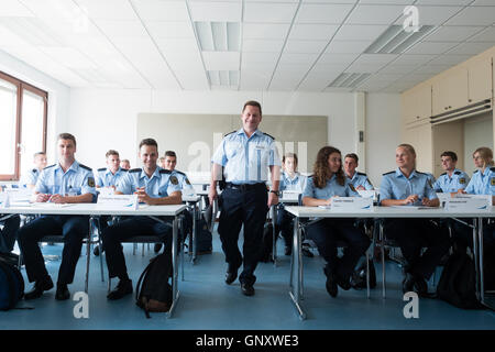 Bamberg, Germania. 01 Sep, 2016. Il sergente di polizia i candidati a sedersi in un aula presso la nuova polizia federale Centro di Addestramento di Bamberg, Germania, 01 settembre 2016. Il governo bavarese il Ministro degli Interni Herrmann e la Federal Initerior Ministro De Maiziere ha visitato il nuovo Ufficio federale di polizia Centro di Addestramento di Bamberg. Foto: NICOLAS ARMER/dpa/Alamy Live News Foto Stock