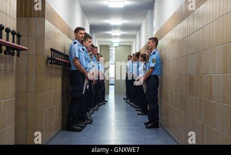 Bamberg, Germania. 01 Sep, 2016. Il sergente di polizia candidati stand nella Hall presso il nuovo Ufficio federale di polizia Centro di Addestramento di Bamberg, Germania, 01 settembre 2016. Il governo bavarese il Ministro degli Interni Herrmann e la Federal Initerior Ministro De Maiziere ha visitato il nuovo Ufficio federale di polizia Centro di Addestramento di Bamberg. Foto: NICOLAS ARMER/dpa/Alamy Live News Foto Stock