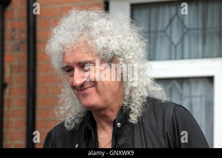 Feltham, Londra, Inghilterra, Regno Unito. Il 1° settembre 2016. Brian May dal gruppo rock Regina ha svelato un patrimonio Inglese targa blu per l'ex cantante Freddie Mercury. Cosa sarebbe stato Freddie il settantesimo compleanno della targa blu che mostra la sua nascita nome Fred Bulsara è stata svelata sul suo ex casa a Feltham nella zona ovest di Londra, dove ha vissuto con la sua famiglia negli anni settanta. Credito: Julia Gavin UK/Alamy Live News Foto Stock