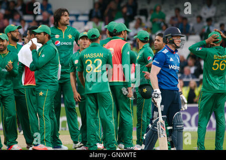 Leeds, Regno Unito, 1 settembre 2016. Il team di Pakistan e Inghilterra capitano Eoin Morgan in attesa di una decisione dopo che il Pakistan ha chiesto un riesame per la cattura. Eoin è stata giudicata non fuori e sono andato su pass 5.000 ODI corre. Credito: Colin Edwards / Alamy Live News Foto Stock