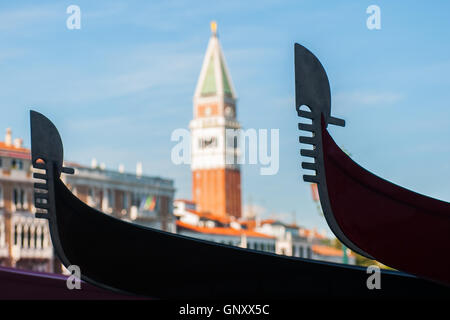 Venezia, Italia. Il 1 settembre 2016. Il Gondolini e il 'Regatanti' (vogatori) raccogliere per la benedizione alla chiesa di Santa Maria della Salute, davanti a domenica Regata Storica.La Regata storica è la più entusiasmante gara in barca lungo il Canal Grande per la gente del posto e uno dei più spettacolari. Credito: Simone Padovani / risveglio / Alamy Live News Foto Stock