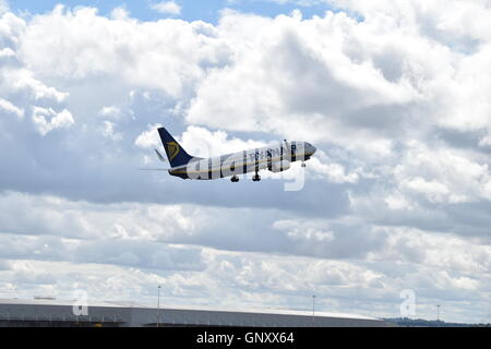 Ryanair il decollo dall'aeroporto di East Midlands Foto Stock