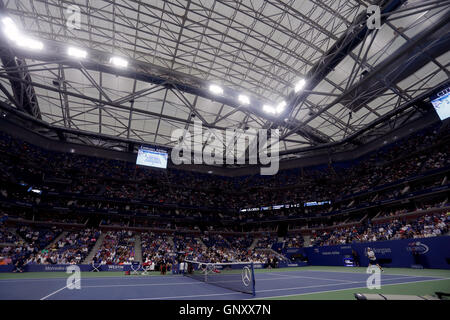 New York, Stati Uniti d'America. 1 Sep, 2016. Andy Murray di Gran Bretagna svolge sotto il tetto chiuso all'Arthur Ashe Stadium durante il suo secondo round match contro Marcel Granollers di Spagna presso gli Stati Uniti Open Tennis campionati a Flushing Meadows, New York il Giovedì, Settembre 1st. Credito: Adam Stoltman/Alamy Live News Foto Stock