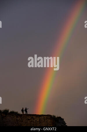 Scarborough, Regno Unito. 1 Sep, 2016. Docce di luce cadde in Scarborough questa sera e ha portato in questo bellissimo arcobaleno che salgono sopra la città. Credito: James Copeland/Alamy Live News Foto Stock