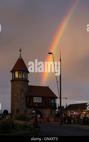 Scarborough, Regno Unito. 1 Sep, 2016. Docce di luce cadde in Scarborough questa sera e ha portato in questo bellissimo arcobaleno che salgono sopra la città. Credito: James Copeland/Alamy Live News Foto Stock