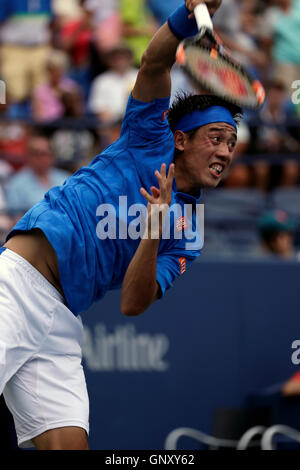 New York, Stati Uniti. 01 Sep, 2016. Il numero di semi di 6 Kei Nishikori del Giappone che serve durante il suo secondo round match contro Karen Khachanov presso gli Stati Uniti Open Tennis campionati a Flushing Meadows, New York il Giovedì, Settembre 1st. Credito: Adam Stoltman/Alamy Live News Foto Stock