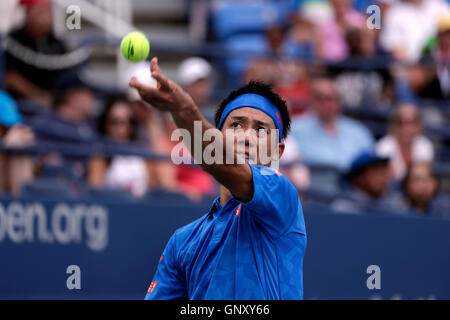 New York, Stati Uniti. 01 Sep, 2016. Il numero di semi di 6 Kei Nishikori del Giappone che serve durante il suo secondo round match contro Karen Khachanov presso gli Stati Uniti Open Tennis campionati a Flushing Meadows, New York il Giovedì, Settembre 1st. Credito: Adam Stoltman/Alamy Live News Foto Stock