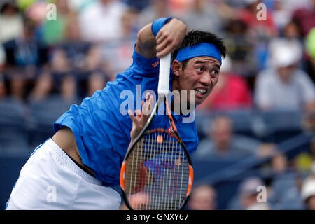 New York, Stati Uniti. 01 Sep, 2016. Il numero di semi di 6 Kei Nishikori del Giappone che serve durante il suo secondo round match contro Karen Khachanov presso gli Stati Uniti Open Tennis campionati a Flushing Meadows, New York il Giovedì, Settembre 1st. Credito: Adam Stoltman/Alamy Live News Foto Stock