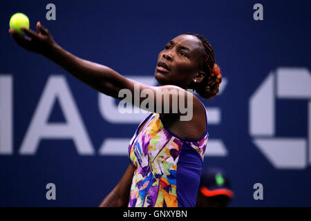 New York, Stati Uniti. 01 Sep, 2016. Venus Williams che serve durante la sua seconda partita contro Julia Goerges di Germania presso gli Stati Uniti Open Tennis campionati a Flushing Meadows, New York il Giovedì, Settembre 1st. Credito: Adam Stoltman/Alamy Live News Foto Stock