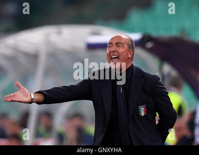 Bari, Italia. 1 Sep, 2016. Italia allenatore Giampiero Ventura reagisce durante un calcio internazionale amichevole tra Italia e Francia in Bari, Italia, Sett. 1, 2016. Francia batte Italia 3-1. Credito: Alberto Lingria/Xinhua/Alamy Live News Foto Stock