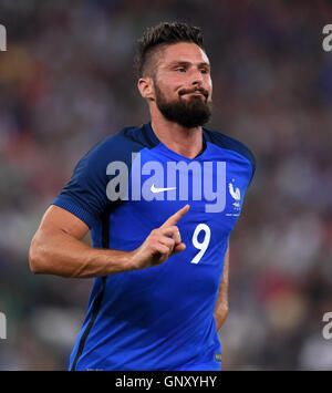 Bari, Italia. 1 Sep, 2016. Olivier Giroud di Francia festeggia dopo rigature durante un calcio internazionale amichevole tra Italia e Francia in Bari, Italia, Sett. 1, 2016. Francia batte Italia 3-1. Credito: Alberto Lingria/Xinhua/Alamy Live News Foto Stock