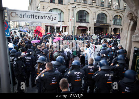 Blockupy 2016 a Berlino cerca di blocco mimistery del lavoro in segno di protesta contro l'austerità e il razzismo. Gli attivisti si scontrano con la polizia nelle prime ore del mattino. 2 Sep, 2016. © Michael Trammer/ZUMA filo/Alamy Live News Foto Stock