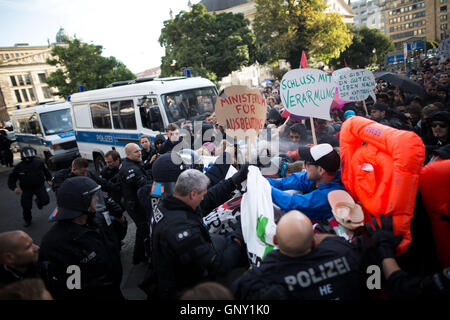 Blockupy 2016 a Berlino cerca di blocco mimistery del lavoro in segno di protesta contro l'austerità e il razzismo. Gli attivisti si scontrano con la polizia nelle prime ore del mattino. 2 Sep, 2016. © Michael Trammer/ZUMA filo/Alamy Live News Foto Stock