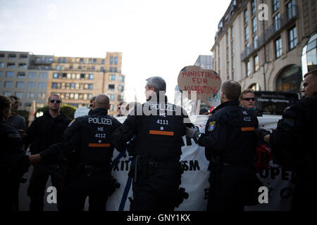 Blockupy 2016 a Berlino cerca di blocco mimistery del lavoro in segno di protesta contro l'austerità e il razzismo. Gli attivisti si scontrano con la polizia nelle prime ore del mattino. 2 Sep, 2016. © Michael Trammer/ZUMA filo/Alamy Live News Foto Stock