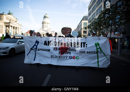 Blockupy 2016 a Berlino cerca di blocco mimistery del lavoro in segno di protesta contro l'austerità e il razzismo. Gli attivisti si scontrano con la polizia nelle prime ore del mattino. 2 Sep, 2016. © Michael Trammer/ZUMA filo/Alamy Live News Foto Stock