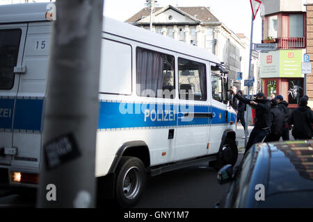 Blockupy 2016 a Berlino cerca di blocco mimistery del lavoro in segno di protesta contro l'austerità e il razzismo. Gli attivisti si scontrano con la polizia nelle prime ore del mattino. 2 Sep, 2016. © Michael Trammer/ZUMA filo/Alamy Live News Foto Stock