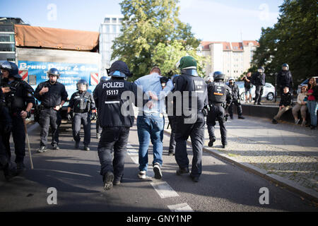 Blockupy 2016 a Berlino cerca di blocco mimistery del lavoro in segno di protesta contro l'austerità e il razzismo. Gli attivisti si scontrano con la polizia nelle prime ore del mattino. 2 Sep, 2016. © Michael Trammer/ZUMA filo/Alamy Live News Foto Stock