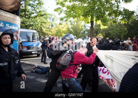 Blockupy 2016 a Berlino cerca di blocco mimistery del lavoro in segno di protesta contro l'austerità e il razzismo. Gli attivisti si scontrano con la polizia nelle prime ore del mattino. 2 Sep, 2016. © Michael Trammer/ZUMA filo/Alamy Live News Foto Stock