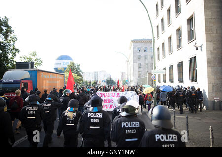 Blockupy 2016 a Berlino cerca di blocco mimistery del lavoro in segno di protesta contro l'austerità e il razzismo. Gli attivisti si scontrano con la polizia nelle prime ore del mattino. 2 Sep, 2016. © Michael Trammer/ZUMA filo/Alamy Live News Foto Stock