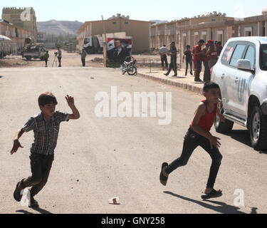 Damasco, Siria. 1 Sep, 2016. Ragazzi giocare in Harjelah campo profughi alla periferia di Damasco, Siria, Sett. 1, 2016. La siria guerra civile è la macinazione nel suo sesto anno dal 2011, con i bambini nel paese di continuare a sopportare il peso del conflitto. Credito: Yang Zhen/Xinhua/Alamy Live News Foto Stock