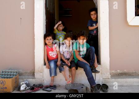 Damasco, Siria. 1 Sep, 2016. I bambini si siedono a porta in Harjelah campo profughi alla periferia di Damasco, Siria, Sett. 1, 2016. La siria guerra civile è la macinazione nel suo sesto anno dal 2011, con i bambini nel paese di continuare a sopportare il peso del conflitto. Credito: Yang Zhen/Xinhua/Alamy Live News Foto Stock