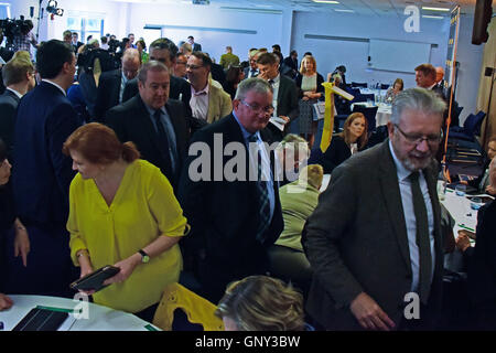 Stirling, Scozia, Regno Unito, 02 settembre, 2016. Appena nominato ministro Brexit Michael Russell (R) e altri politici SNP lasciare la riunione a Stirling dove il primo ministro Nicola Storione lanciato ciò che ha chiamato il "più grande di sempre in ascolto politico esercizio' in Scozia il futuro, Credito: Ken Jack / Alamy Live News Foto Stock