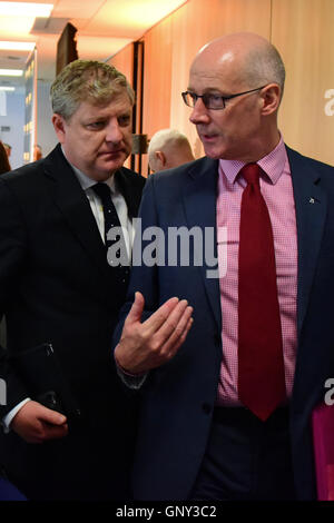 Stirling, Scozia, Regno Unito, 02 settembre, 2016. SNP vice leadership contender e leader di Westminster Angus Robertson (L) e il Vice Primo Ministro John Swinney (R) chat in quanto lasciano la riunione a Stirling dove il primo ministro Nicola Storione lanciato ciò che ha chiamato il "più grande di sempre in ascolto politico esercizio' in Scozia il futuro, Credito: Ken Jack / Alamy Live News Foto Stock