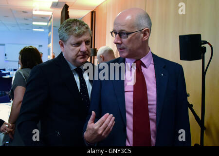 Stirling, Scozia, Regno Unito, 02 settembre, 2016. SNP vice leadership contender e leader di Westminster Angus Robertson (L) e il Vice Primo Ministro John Swinney (R) chat in quanto lasciano la riunione a Stirling dove il primo ministro Nicola Storione lanciato ciò che ha chiamato il "più grande di sempre in ascolto politico esercizio' in Scozia il futuro, Credito: Ken Jack / Alamy Live News Foto Stock